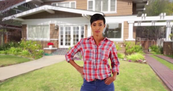 Молодая Черная Женщина Одетая Фланелевую Рубашку Стоящая Лужайке Перед Домом — стоковое видео