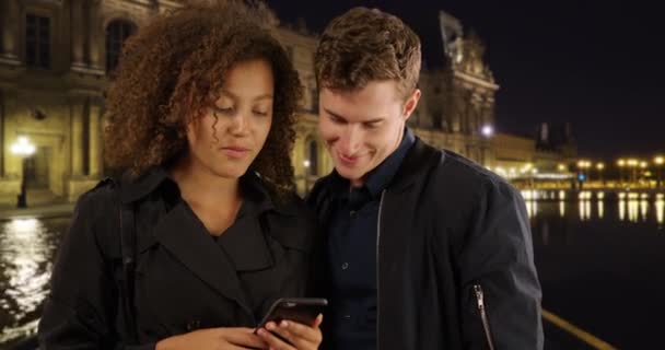 Ritratto Giovane Coppia Felice Che Usa Smartphone Parigi Notte Maschio — Video Stock