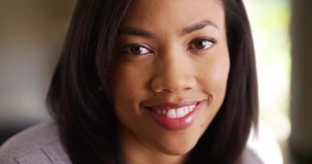 在屋里的漂亮的黑人女性在镜头前微笑 一个笑容可亲的非洲裔美国女人的画像 — 图库视频影像