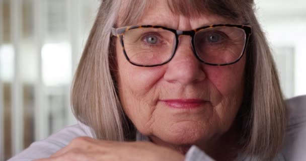 Zbliżenie Ponurej Starszej Kobiety Noszącej Okulary Nowoczesnym Wnętrzu Bliski Widok — Wideo stockowe
