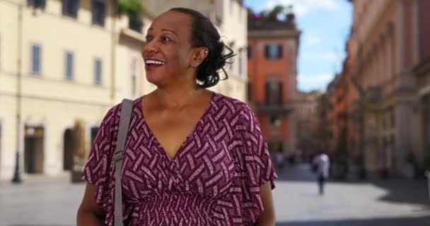 Feliz Mujer Negra Alto Nivel Haciendo Turismo Calle Urbana Roma — Vídeos de Stock