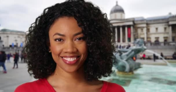 Mujer Africana Alegre Mirando Felizmente Cámara Trafalgar Square Londres Bastante — Vídeo de stock