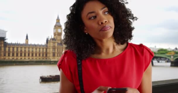 Glückliche Afroamerikanische Touristin Urlaub London Die Vom Big Ben Aus — Stockvideo