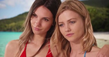 Sahilde duran kasvetli suratlı iki güzel beyaz kızın portresini yakından çek. Önünde üzgün görünen güzel genç kadınların sıkı bir fotoğrafı. 4k