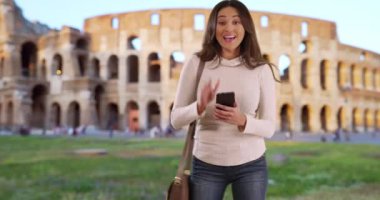 Roma 'daki tatlı Latin kadın arkadaşının pov' undan arkadaşının fotoğrafını çekiyor. Akıllı telefonla fotoğraf çeken mutlu kadın turistin portresi. 4k