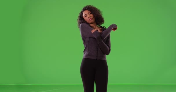 Yeşil Ekranda Egzersiz Yaparken Kollarını Esneten Sağlıklı Siyah Kadın Sporcu — Stok video