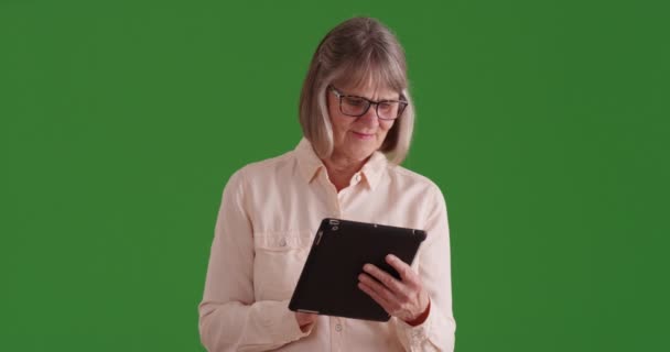 Yeşil Ekranda Internette Gezinmek Için Bilgisayarı Kullanan Bağımsız Yaşlı Kadın — Stok video