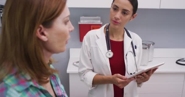 Atrakcyjny Latynoski Lekarz Używający Tabletek Robienia Notatek Starszej Pacjentce Zbliżenie — Wideo stockowe