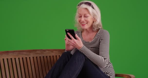 Yeşil Ekranda Bankta Uzanan Sevimli Son Sınıf Kadınının Portresi Yaşlı — Stok video