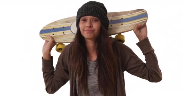 스케이트보드를 어깨에 천년기 소녀는 사진을 배경의 카메라를 바라봅니다 미디엄은 공간에서 — 비디오