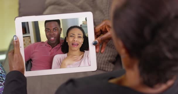 Eine Ältere Schwarze Frau Spricht Videochat Mit Ihrem Sohn Und — Stockvideo
