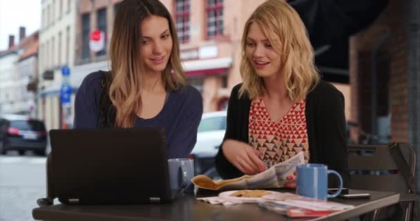 Duas Meninas Perdidas Usando Smartphone Laptop Para Localizar Destino Bruges — Vídeo de Stock