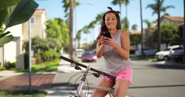 Leende Latinamerikansk Kvinna Linne Och Shorts Sittandes Cykel Soligt Område — Stockvideo