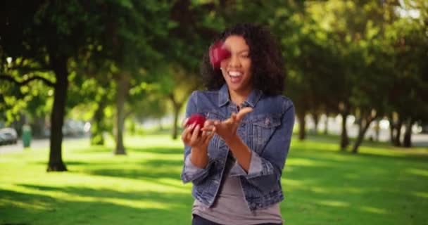 Χαριτωμένη Χαρούμενη Αφρικανή Που Παίζει Κόκκινα Μήλα Στο Πάρκο Διασκέδαση — Αρχείο Βίντεο
