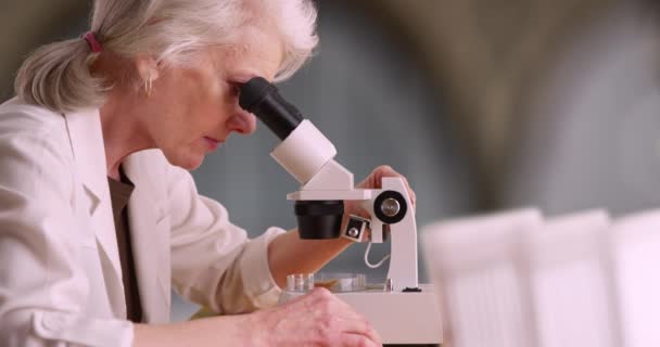 Dojrzały Naukowiec Lub Badacz Medyczny Patrzący Próbkę Mikroskopie Starsza Biała — Wideo stockowe