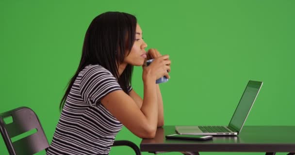 Zijaanzicht Van Zwarte Vrouw Die Werkt Met Laptop Het Drinken — Stockvideo