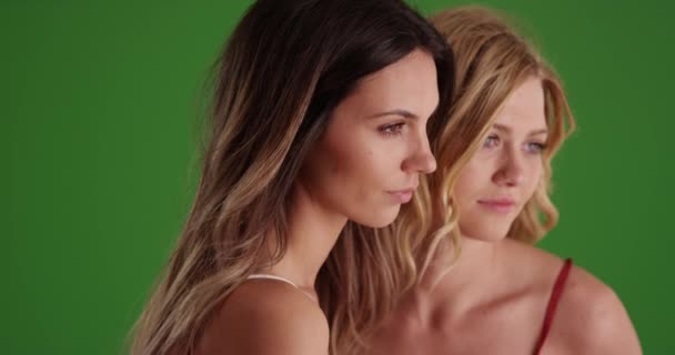Närbild Porträtt Två Vackra Kvinnor Poserar Grön Skärm Närbild Två — Stockvideo