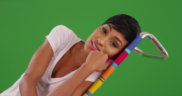 年轻的黑人女性在绿色屏幕上对着相机说话和微笑的画像 在绿色屏幕上键入或合成 — 图库视频影像