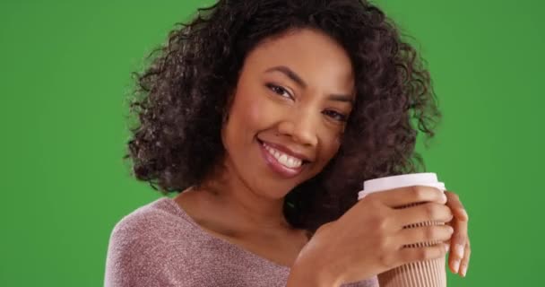 Посмішка Чорної Жінки Каву Дивиться Камеру Зеленому Екрані Фон Зблизька — стокове відео