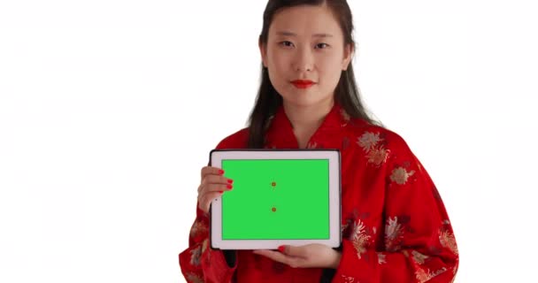 Taşınabilir Tabletten Yeşil Ekranı Gösteren Bin Yıllık Sevimli Bir Kadının — Stok video