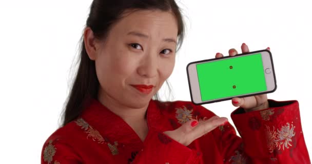 Fröhliche Millennial Frau Zeigt Smartphone Mit Greenscreen Für Kopierraum Schöne — Stockvideo