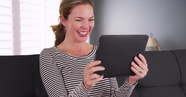 Biała Kobieta Używająca Tabletu Rozmowy Wideo Rogu Salonu Siedząca Przy — Wideo stockowe