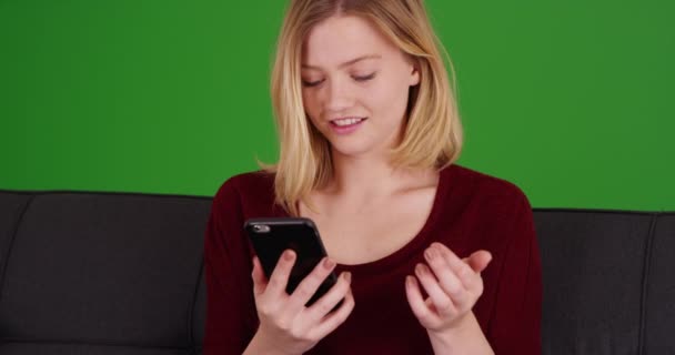 Inteligentní Mladá Žena Používající Smartphone Okamžité Zprávě Přítel Zelené Obrazovce — Stock video