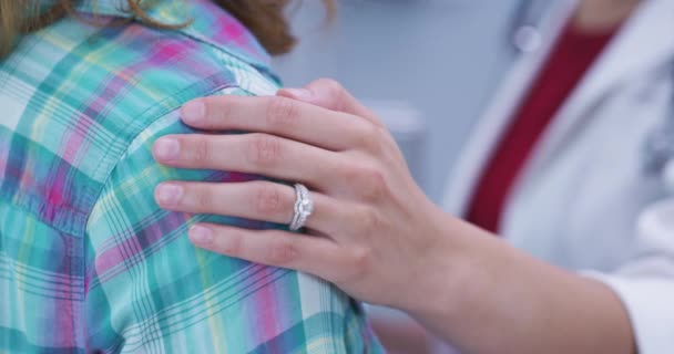 Schnelle Aufnahme Eines Jungen Verheirateten Arztes Der Ältere Patienten Über — Stockvideo