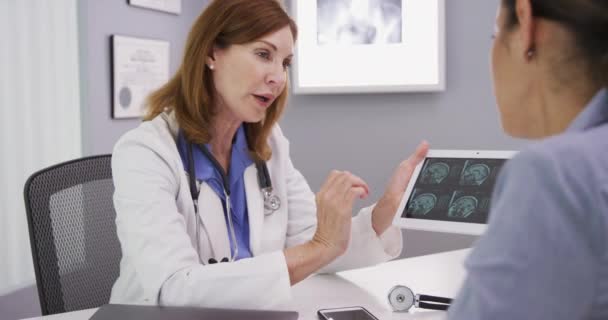 Чарівна Жінка Старший Лікар Оглядає Мірі Сканування Мозку Молодою Пацієнткою — стокове відео