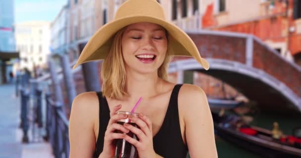 Όμορφη Λευκή Κοπέλα Στη Βενετία Τσάι Της Χαμογελάει Και Γελάει — Αρχείο Βίντεο