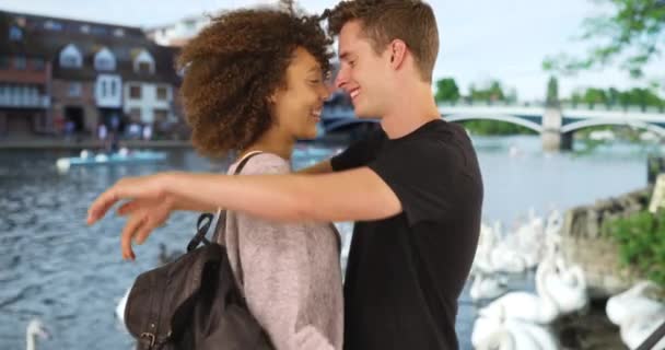 Casal Milenar Abraço Beijo Bruges Homem Caucasiano Mulher Africana Sendo — Vídeo de Stock