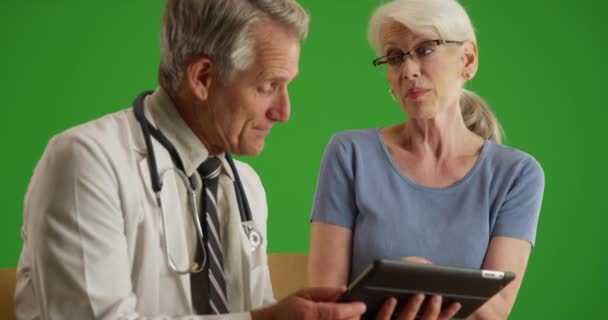 Médico Senior Hablando Con Una Paciente Anciana Consultorio Con Tableta — Vídeos de Stock