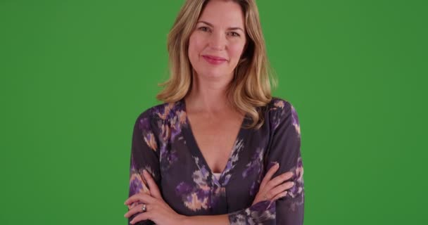 Frau Bluse Lächelt Auf Grünem Bildschirm Die Kamera Auf Einem — Stockvideo