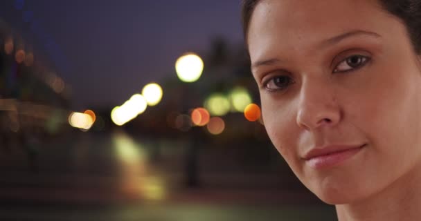 Close Retrato Bela Mulher Caucasiana Ambiente Urbano Com Luzes Bokeh — Vídeo de Stock