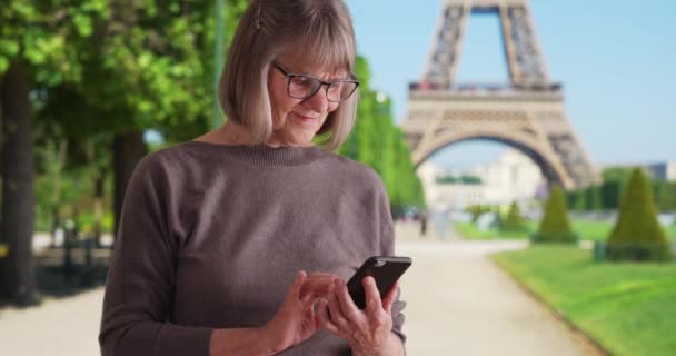 Krásná Zralá Žena Eiffelovy Věže Která Pomocí Chytrého Telefonu Posílá — Stock video