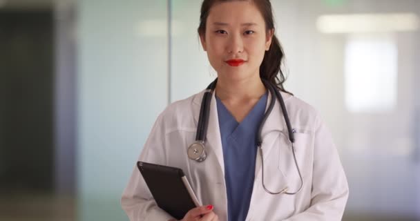 Médecin Professionnel Femme Portant Ordinateur Tablette Portable Regardant Caméra Intérieur — Video