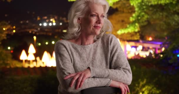 Atrakcyjna Starsza Kobieta Siedząca Nocy Zewnątrz Widokiem Światła Miasta Starsza — Wideo stockowe
