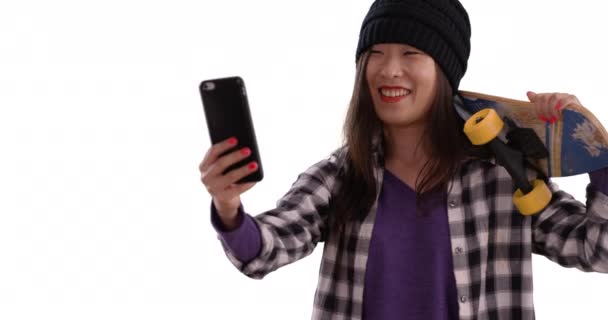 Glückliche Hip Hop Millennial Frau Macht Selfie Mit Tech Handykamera — Stockvideo
