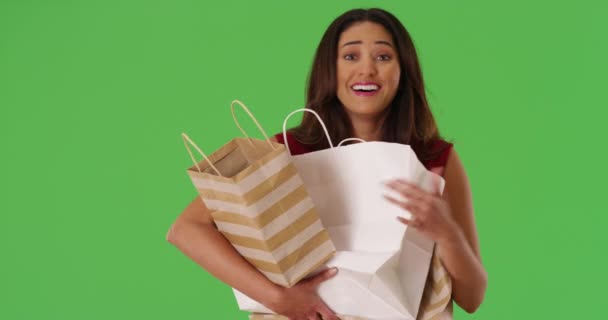 一个年轻的拉美女人抱着购物袋的画像 在绿色的屏幕上对着相机笑 在绿色屏幕上键入或合成 — 图库视频影像