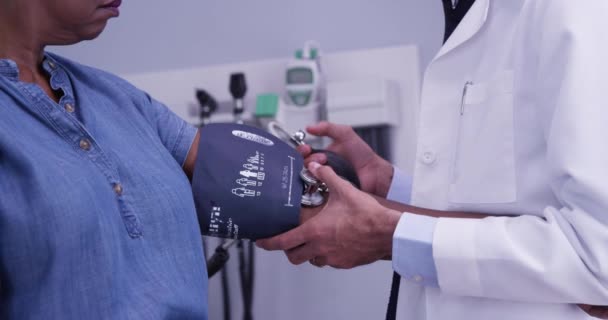 Nahaufnahme Eines Arztes Mit Stethoskop Zur Kontrolle Des Blutdrucks Älterer — Stockvideo