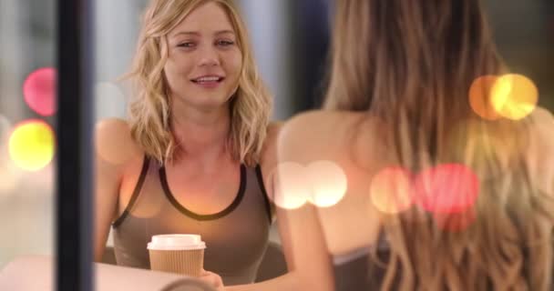 Masada Arkadaşlarıyla Konuşan Sevimli Sarışın Fitness Kadını Yoga Minderiyle Kapalı — Stok video
