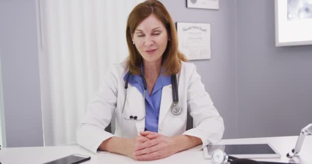 Härlig Senior Vit Doktor Videochattar Med Patient Från Läkarmottagningen Charmigt — Stockvideo