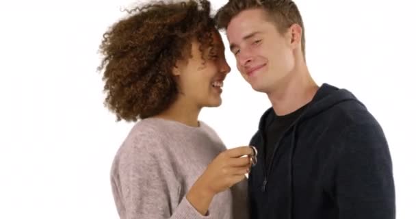 Šťastný Manželský Pár Držící Klíče Nového Domu Bílém Pozadí Kopírovacím — Stock video