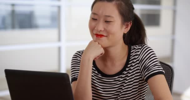 Mujer Joven Sonriente Sus Años Leyendo Con Computadora Portátil Portátil — Vídeos de Stock