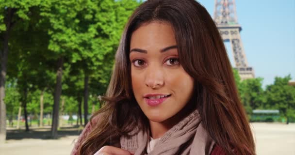 Nahaufnahme Porträt Der Schönen Latina Lächelnd Paris Glückliche Attraktive Touristin — Stockvideo