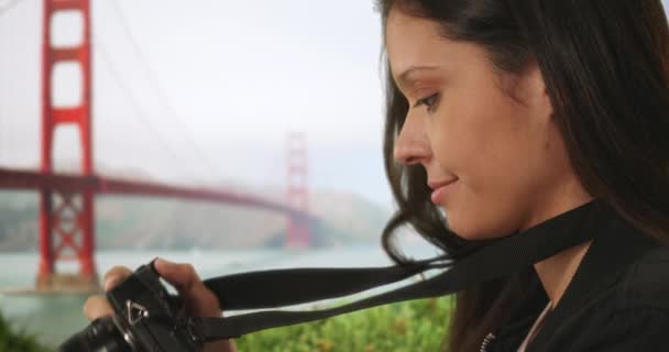 자켓을 관광객 게이트 브리지 부근에서 카메라를 사진을 천년기 여성은 샌프란시스코 — 비디오