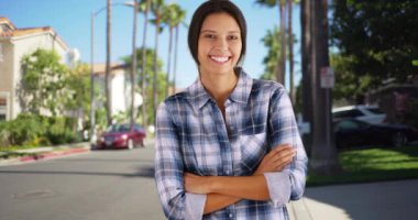 California 'nın banliyösünde genç beyaz bir kız. Milenyum Kafkasyalı kadın aile mahallesinde bir portre için poz veriyor. 4k