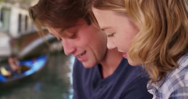 Vue Latérale Jeune Couple Venise Utilisant Ordinateur Portable Extérieur Homme — Video