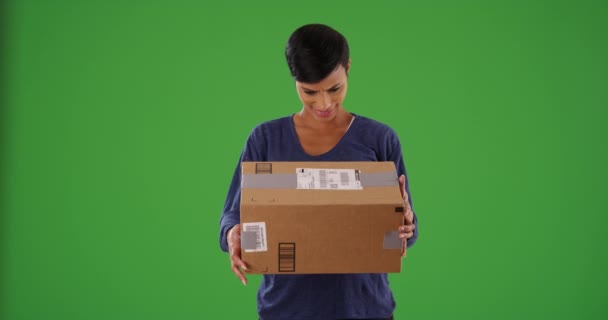 Güzel Siyah Kadın Karton Kutuyu Heyecanla Sallıyor Yeşil Ekranda Olduğunu — Stok video