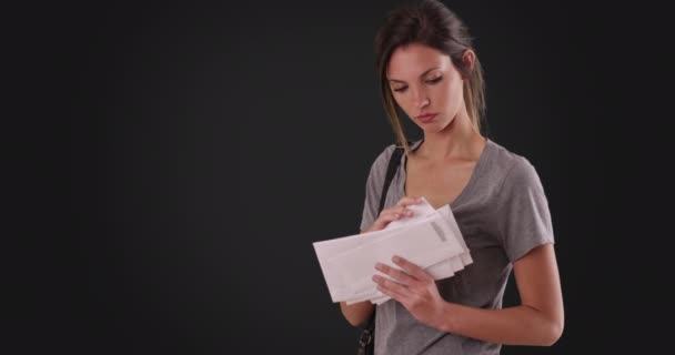 Jonge Blanke Vrouw Kijkend Door Post Die Ontving Donkergrijze Achtergrond — Stockvideo